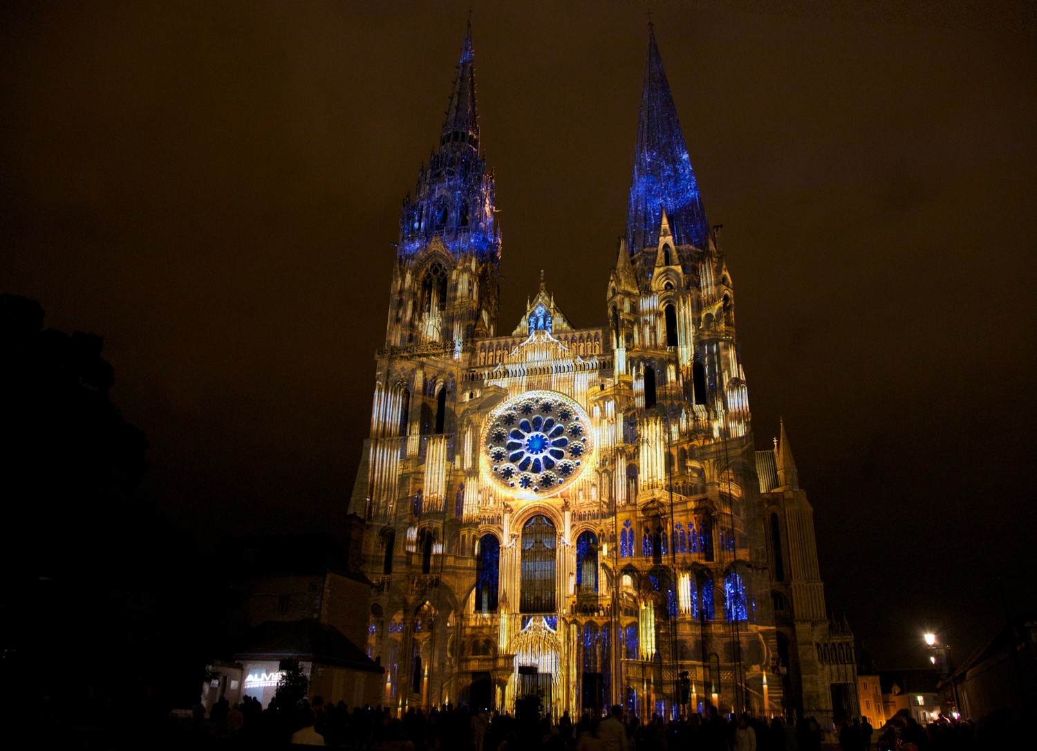 Chartres en lumieres portail royal l orgue dore bis copyright spectaculaires les allumeurs d images photo m anglada