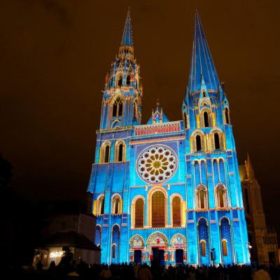 Chartres en lumieres portail royal la cathedrale bleue copyrights spectaculaires les allumeurs d images photo m anglada