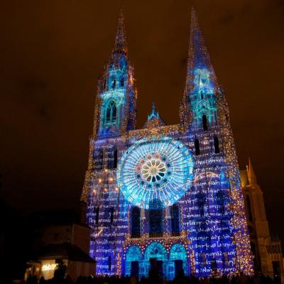Chartres en lumieres portail royal le savoir copyright spectaculaires les allumeurs d images jpg