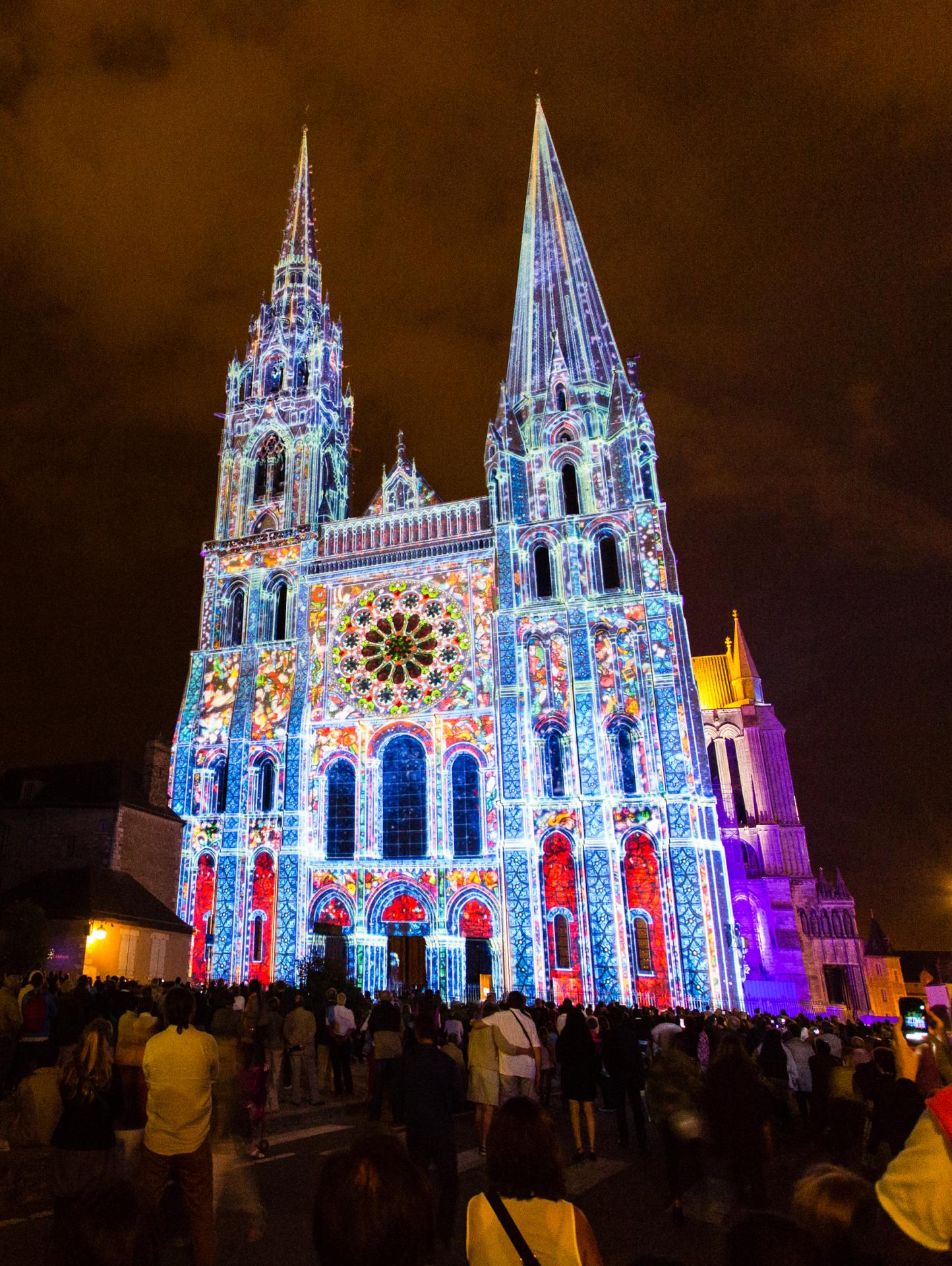 Portail royal de la cathedrale credits scenographie spectaculaires les allumeurs d images photo a lombard